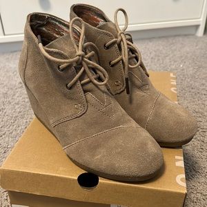 TOMS Desert Suede Wedge Bootie Taupe Mushroom 7
